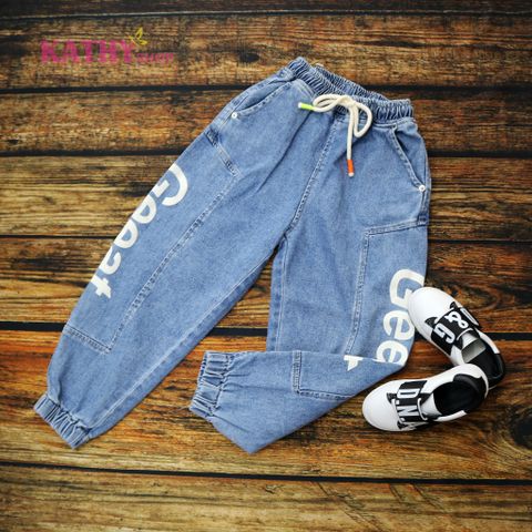 Quần jeans dài bé trai ống bo in chữ cá tính 