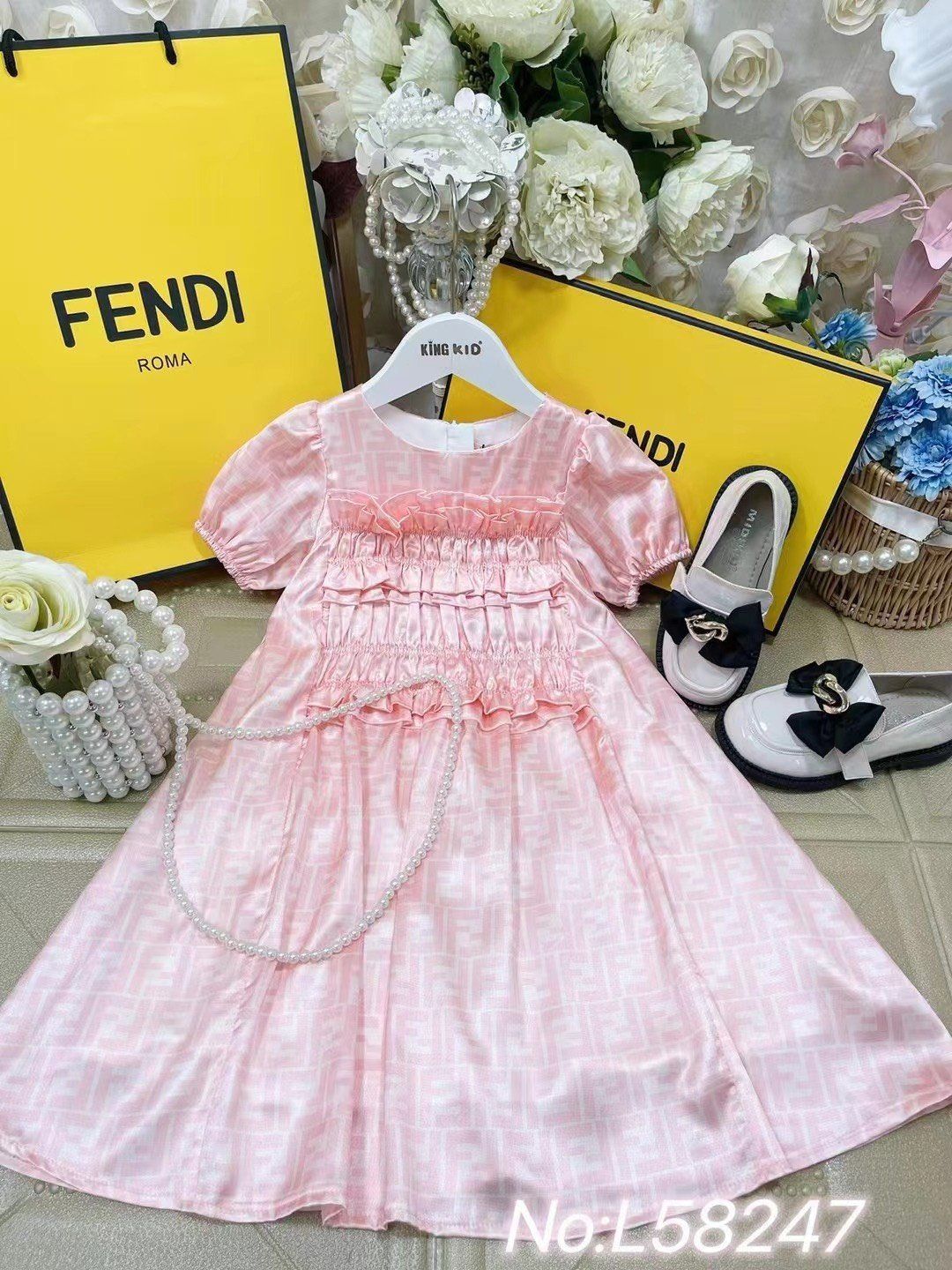 Đầm hồng Fendi xinh xắn