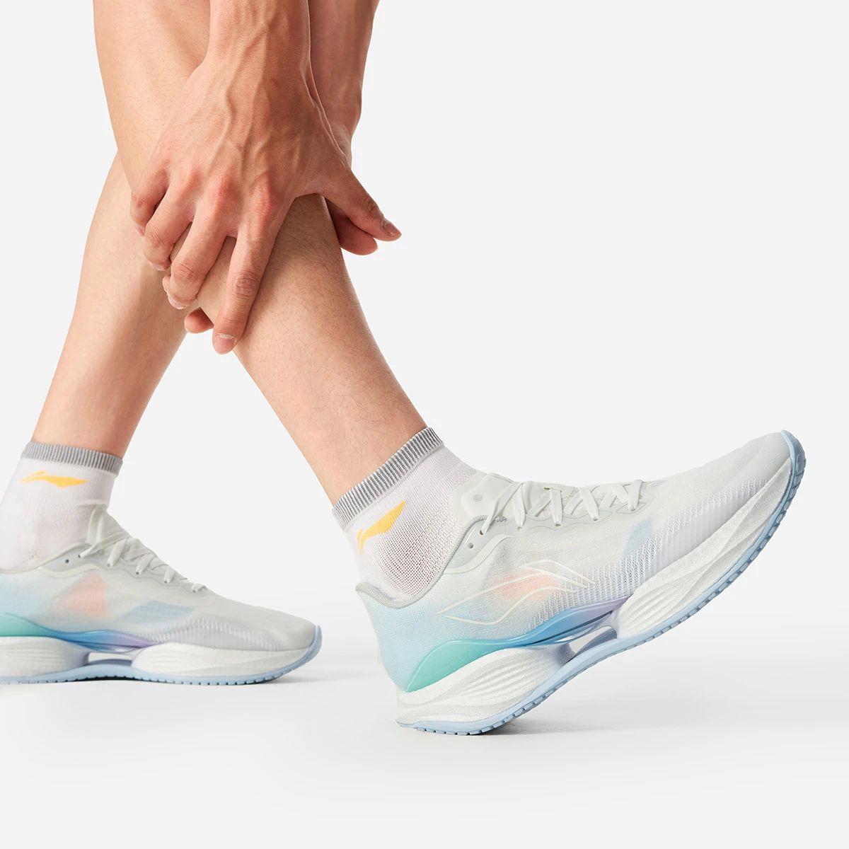 Giày chạy bộ SUPER LIGHT 22 Nam ARVV001-25V