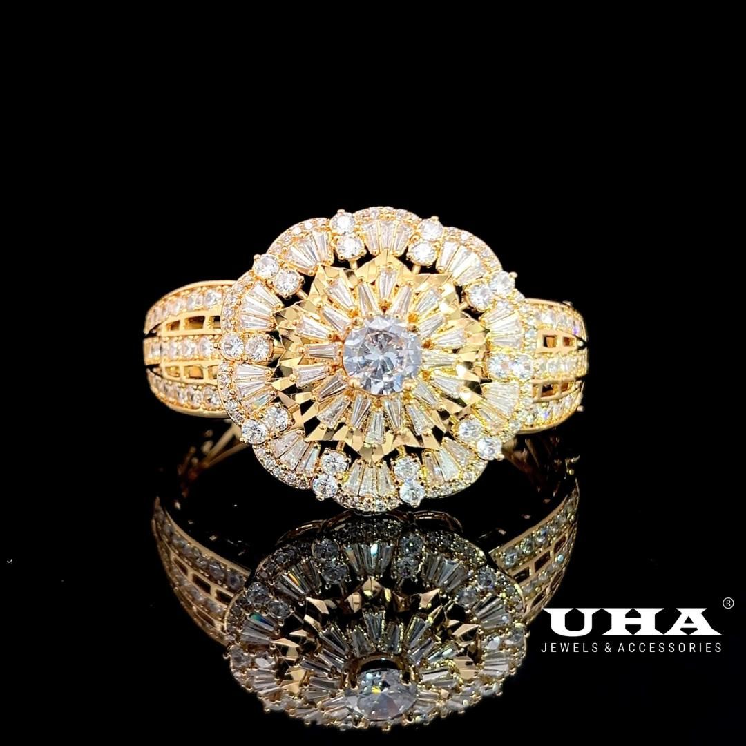 V547 Vòng tay nữ chạm khắc tinh tế đính đá bagutte cao cấp sáng lấp lánh UHA Phụ Kiện