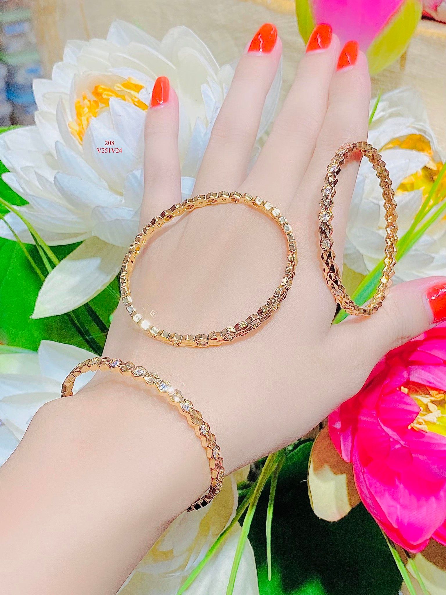 V251 Vòng tay nữ thiết kế kiểu lạ mắt độc đáo có đính đá làm điểm nhấn UHA Phụ Kiện Móc Khoá Women