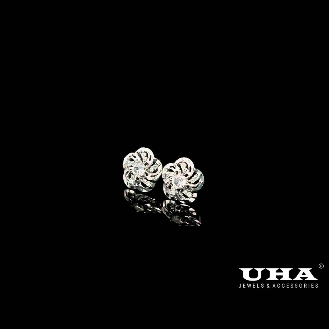 B1601 Bông tai nữ kiểu khắc máy đính đá CZ cao cấp UHA Women Hoa Tai Voi