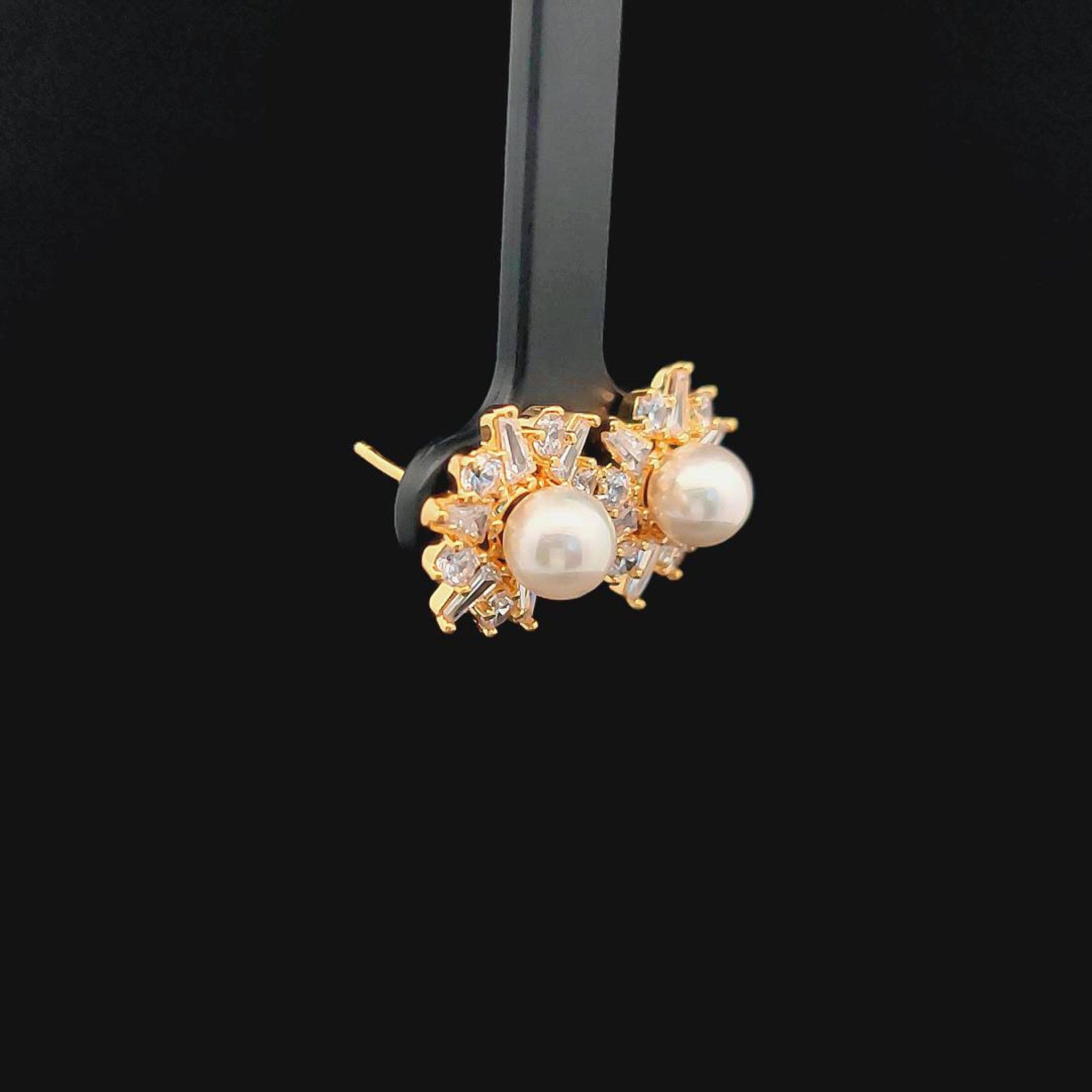 B1370 Bông tai nữ thiết kế tinh tế, có đính chấu làm điểm nhấn sáng lấp lánh UHA Móc Khoá