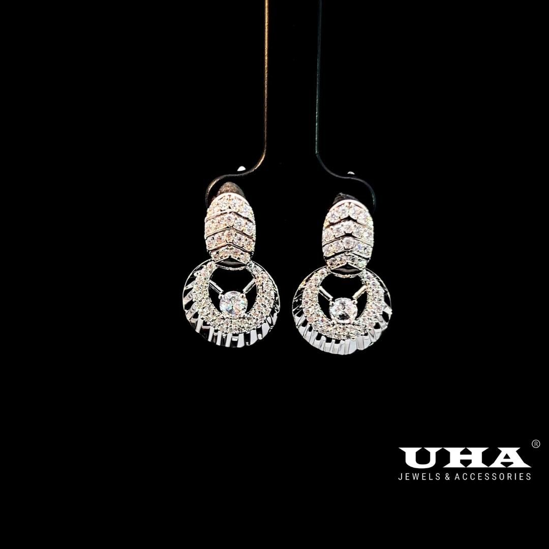 B1635 Bông tai nữ thiết kế sang trọng đính đá sáng lấp lánh UHA