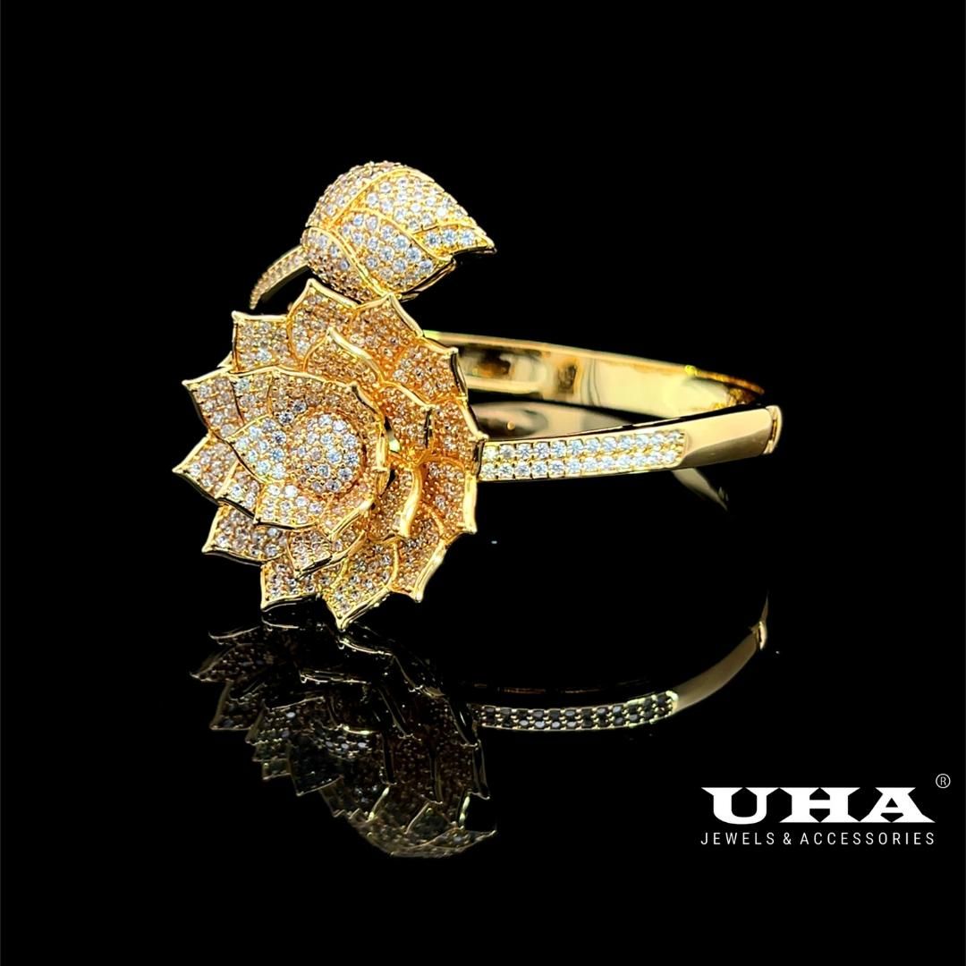 Vòng tay nữ UHA V433 thiết kế sang trọng, sáng lấp lánh, đính đá cao cấp