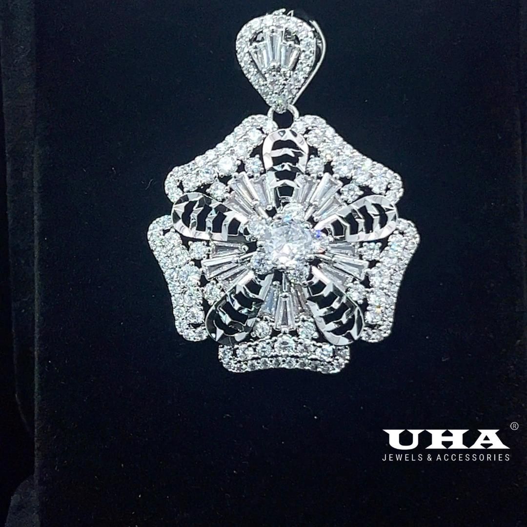 M1617 Mặt dây chuyền nữ dính đá CZ cao cấp thiết kế tinh tế UHA