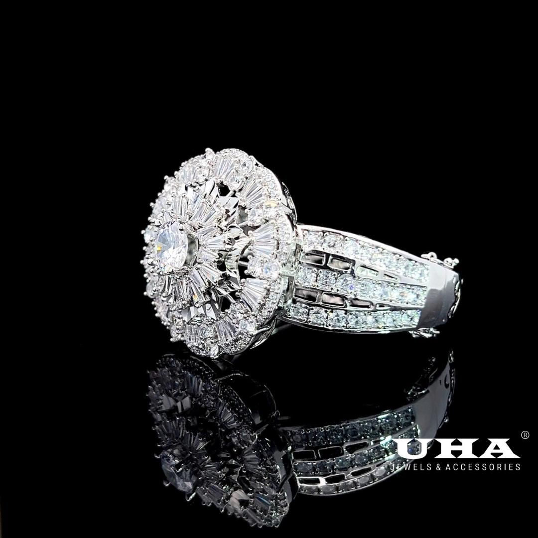 V547 Vòng tay nữ chạm khắc tinh tế đính đá bagutte cao cấp sáng lấp lánh UHA Phụ Kiện