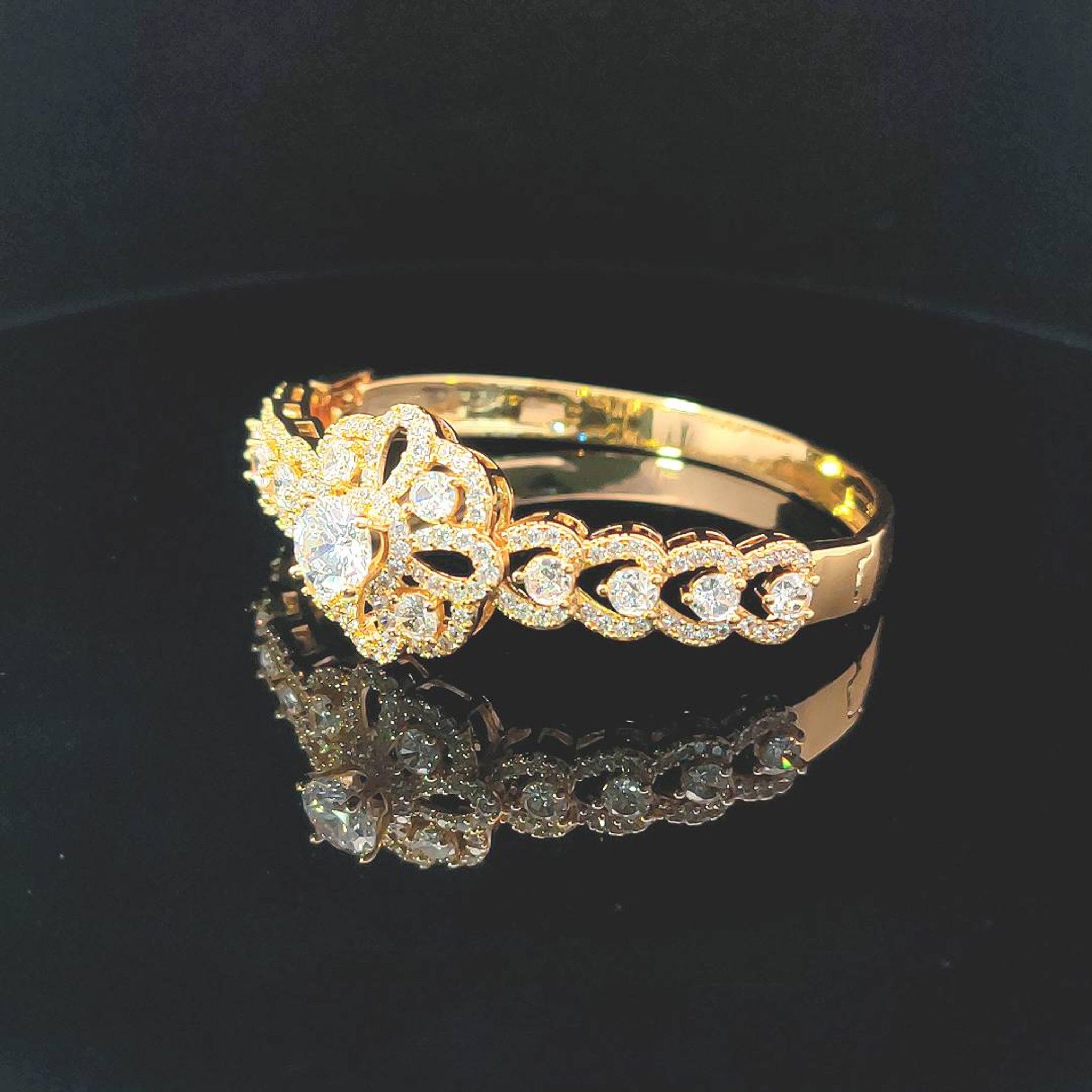 V588 Vòng tay nữ dính đá CZ cao cấp UHA Phụ Kiện Móc Khoá