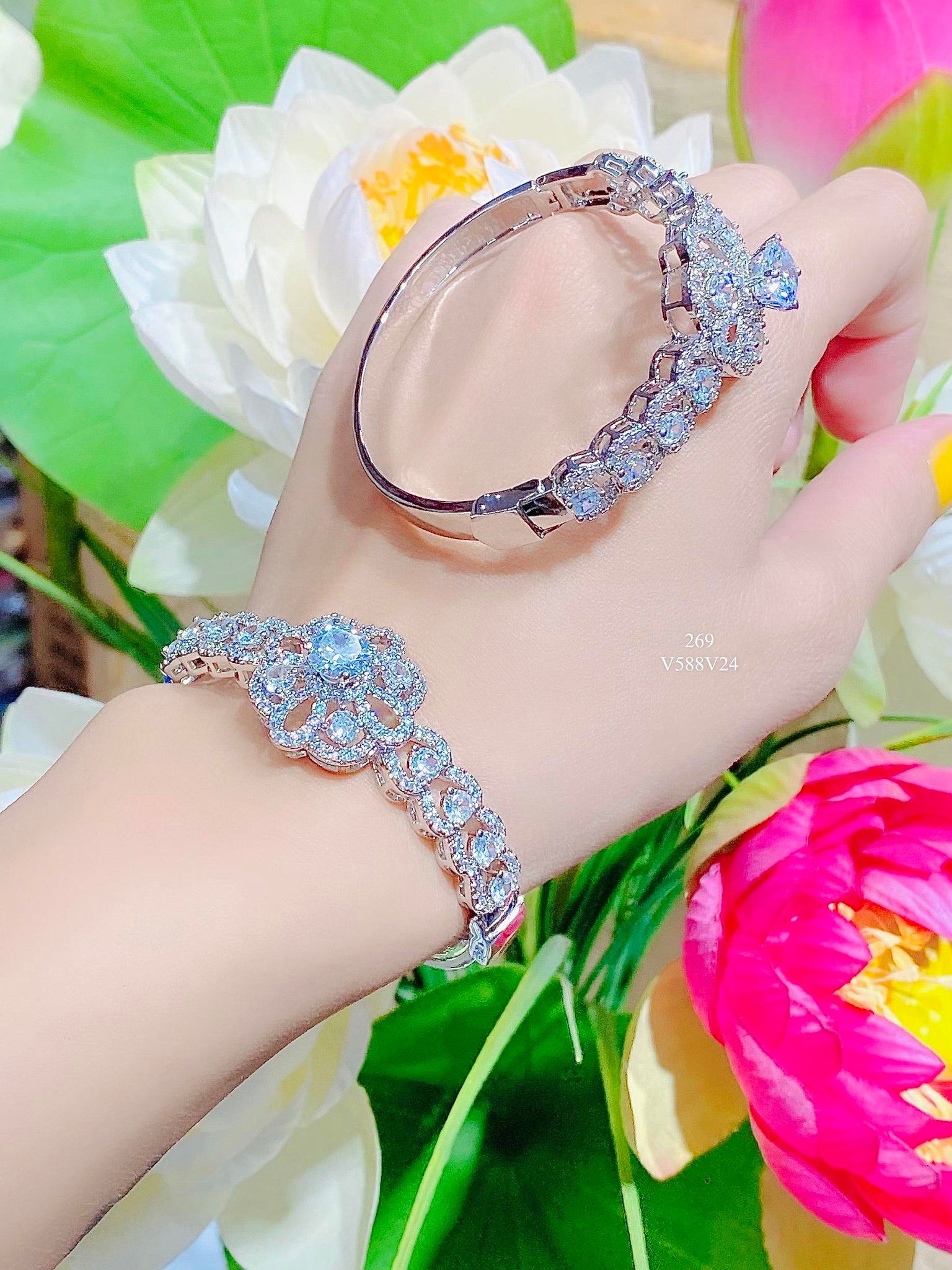 V588 Vòng tay nữ dính đá CZ cao cấp UHA Phụ Kiện Móc Khoá