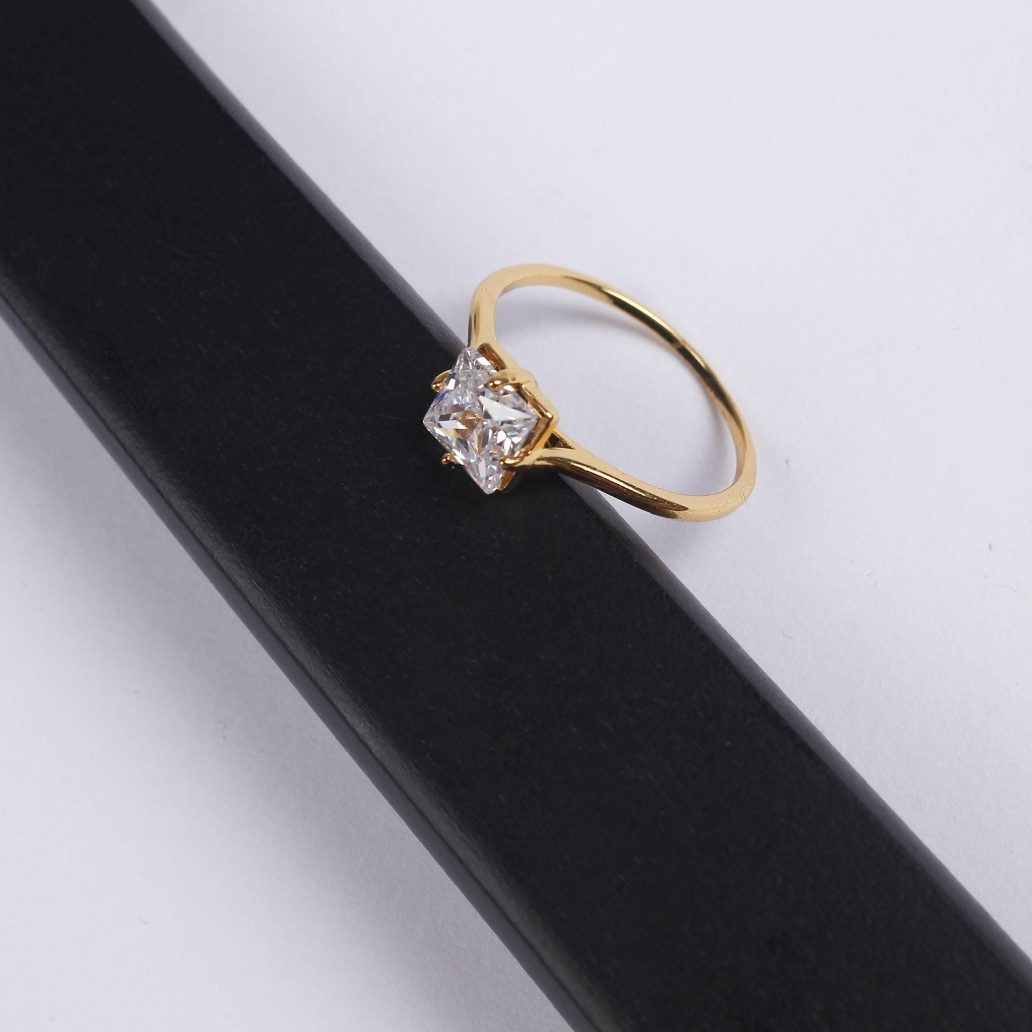 N819 - Nhẫn nữ UHA đá vuông mạ vàng - trắng cao cấp