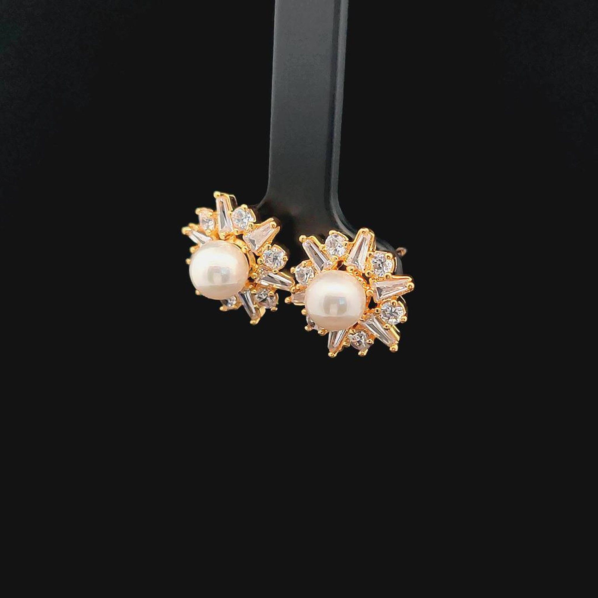 B1370 Bông tai nữ thiết kế tinh tế, có đính chấu làm điểm nhấn sáng lấp lánh UHA Móc Khoá