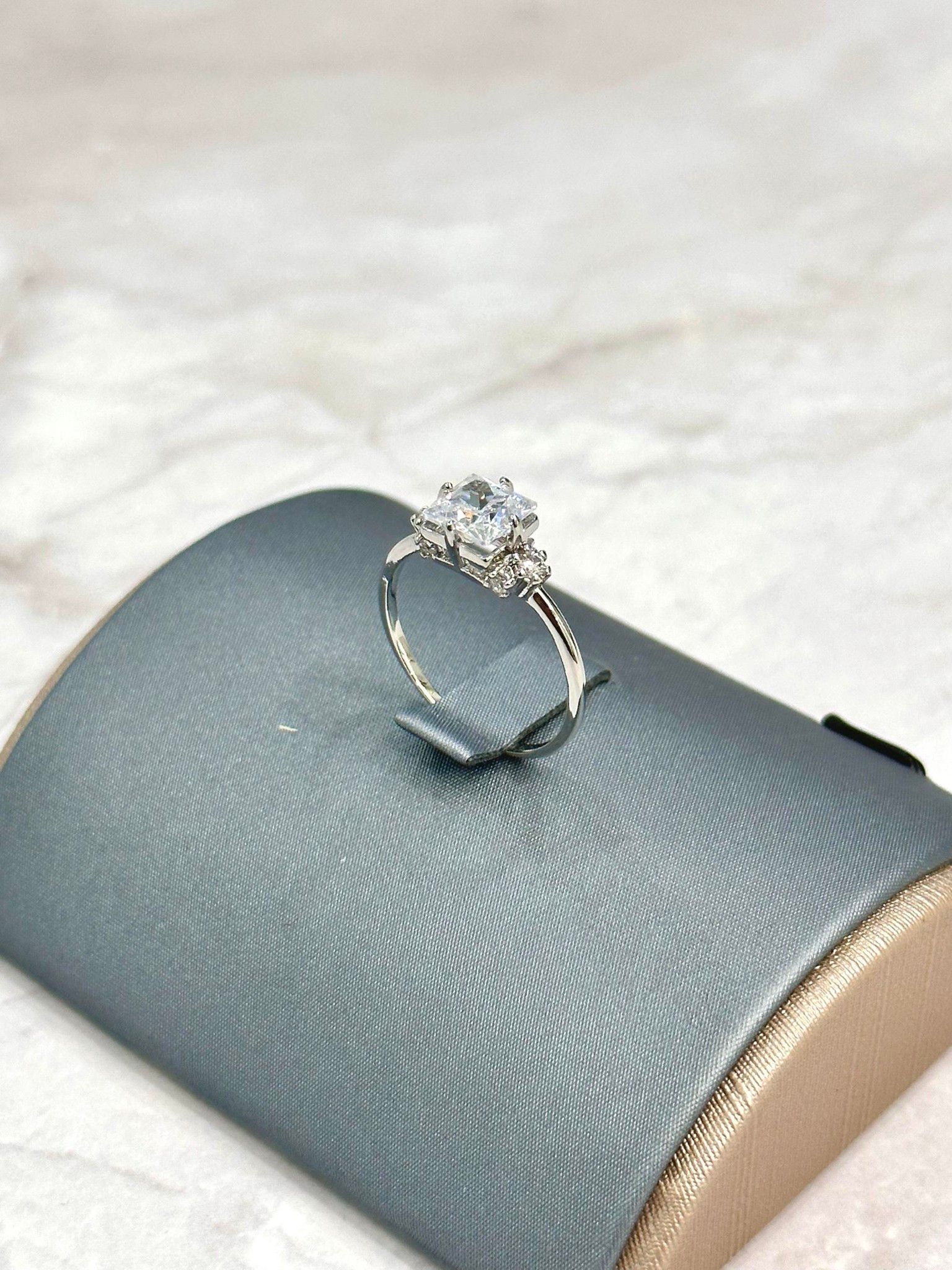 N821 Nhẫn nữ đính đá CZ hình vuông trẻ trung Women