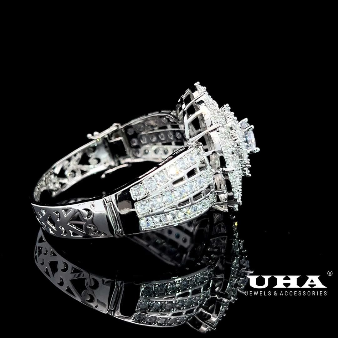 V547 Vòng tay nữ chạm khắc tinh tế đính đá bagutte cao cấp sáng lấp lánh UHA Phụ Kiện