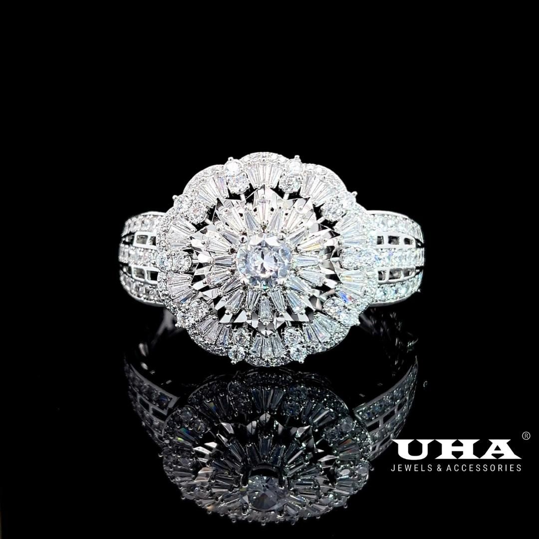 V547 Vòng tay nữ chạm khắc tinh tế đính đá bagutte cao cấp sáng lấp lánh UHA Phụ Kiện