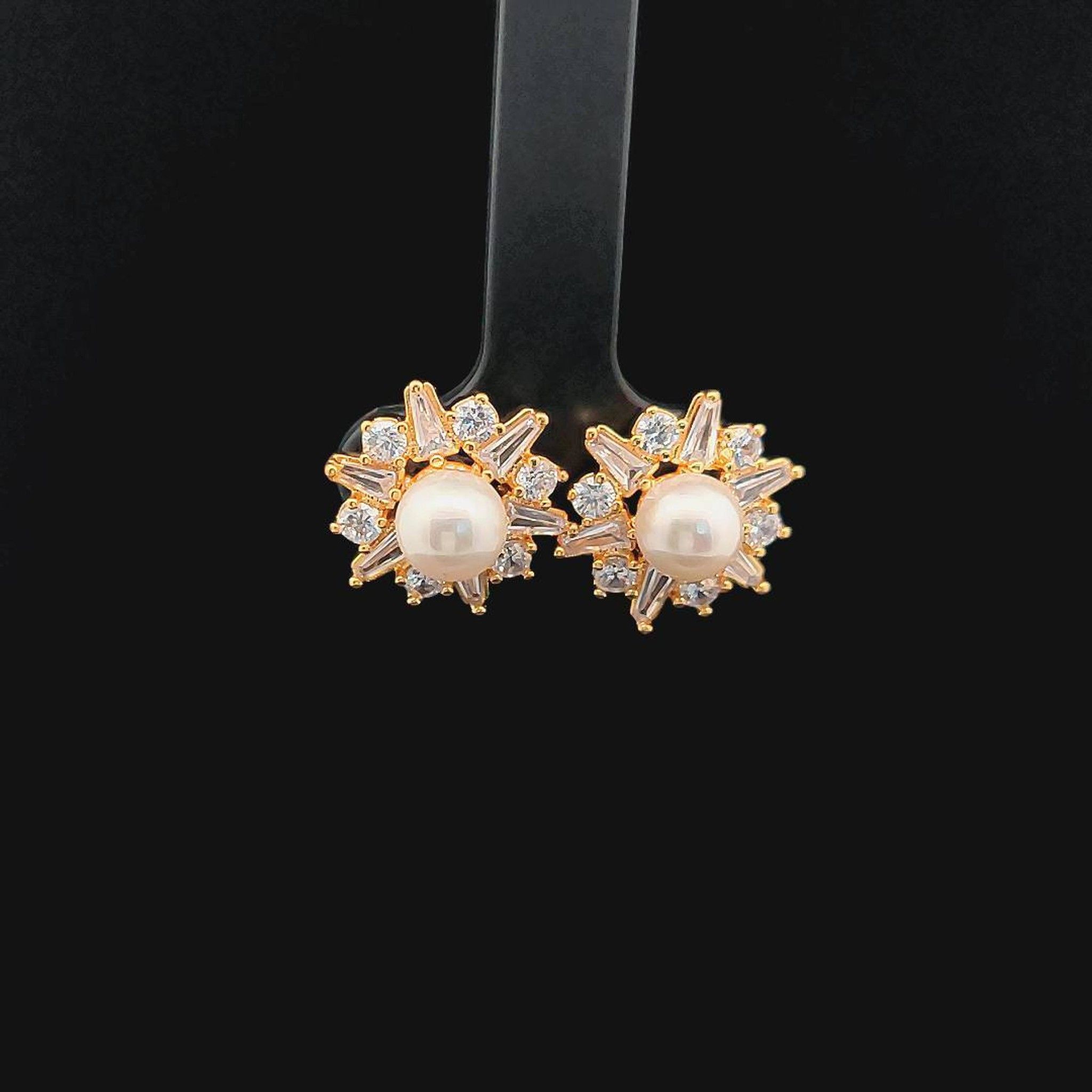 B1370 Bông tai nữ thiết kế tinh tế, có đính chấu làm điểm nhấn sáng lấp lánh UHA Móc Khoá