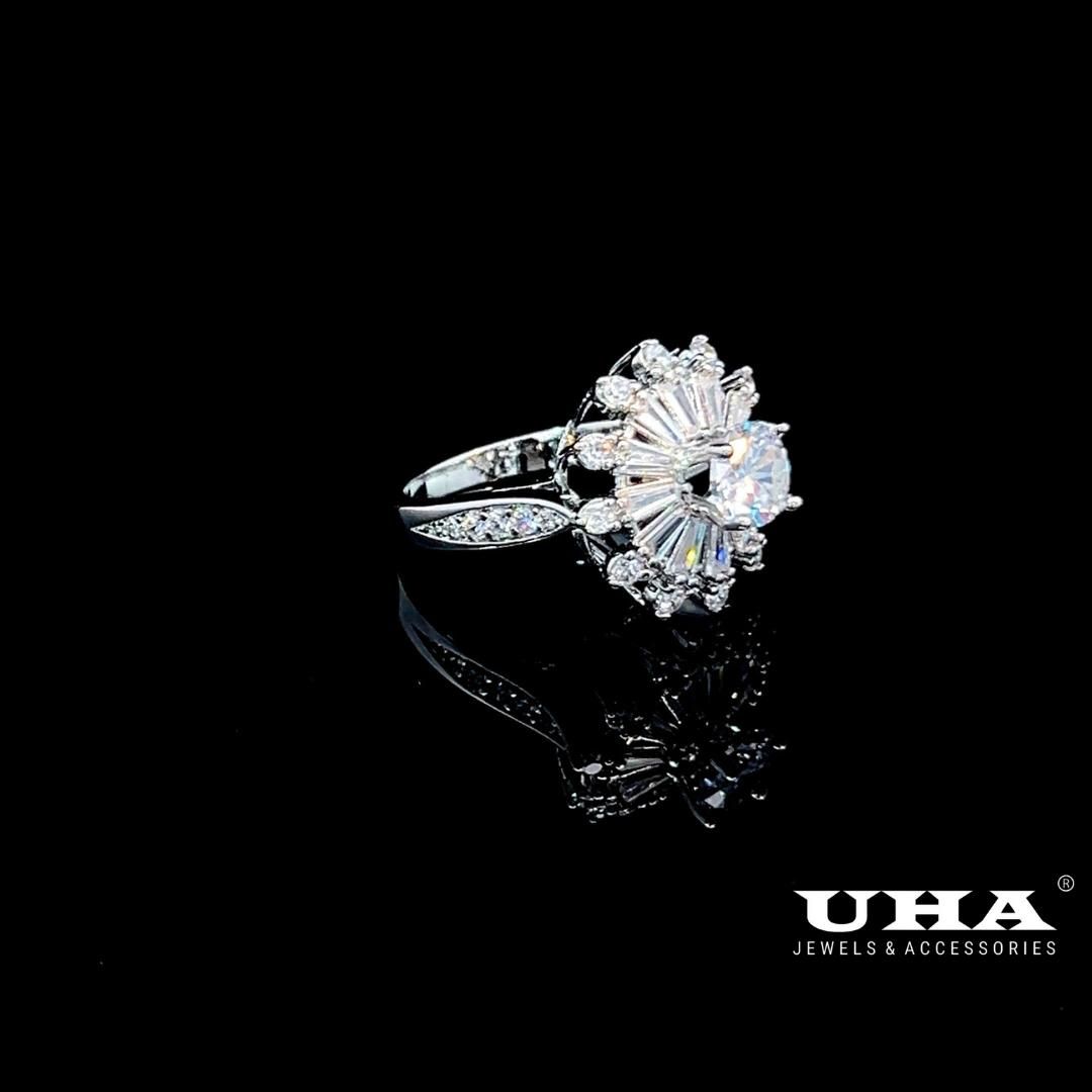 N740 Nhẫn nữ đính đá baguete thiết kế sang trọng tinh xảo UHA