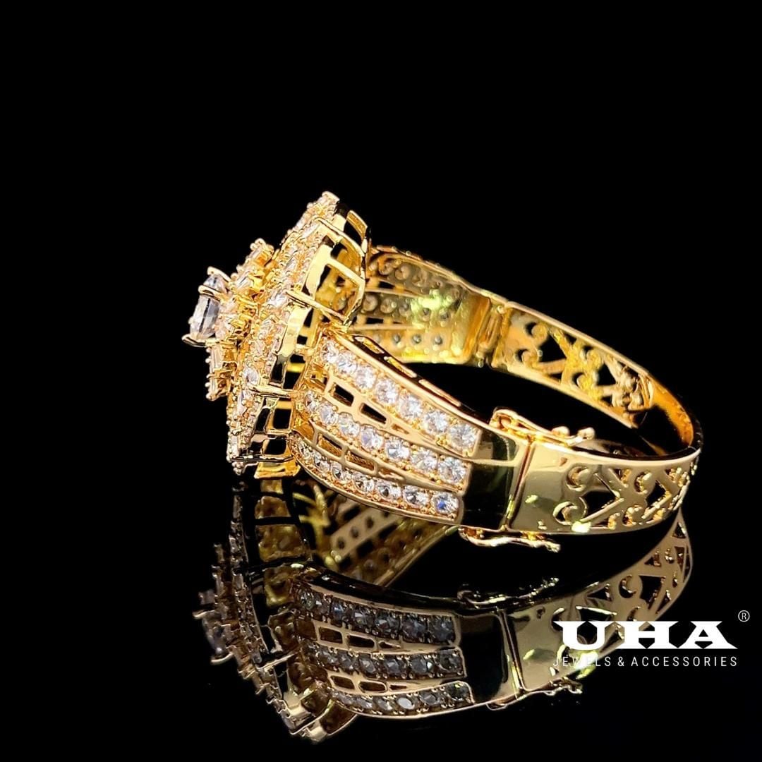 V547 Vòng tay nữ chạm khắc tinh tế đính đá bagutte cao cấp sáng lấp lánh UHA Phụ Kiện