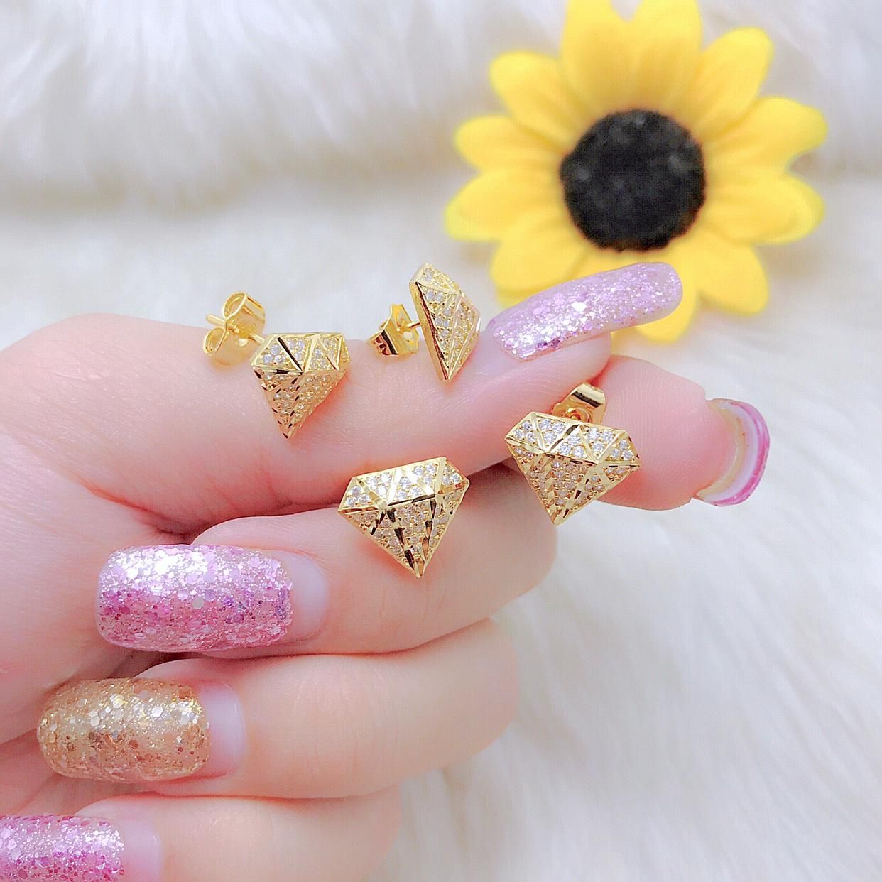 Bông tai nữ kim cương-phụ kiện nail đính đá UHA , chuôi cài chắc chắn, kiểu dáng hiện đại, thu hút, sang trọng B495131