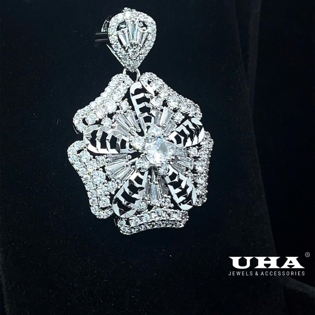 M1617 Mặt dây chuyền nữ dính đá CZ cao cấp thiết kế tinh tế UHA