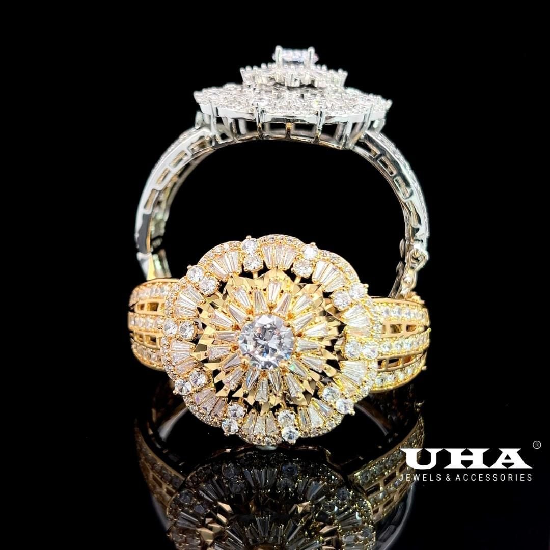 V547 Vòng tay nữ chạm khắc tinh tế đính đá bagutte cao cấp sáng lấp lánh UHA Phụ Kiện