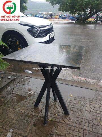 BÀN GỖ CAFE MẶT VUÔNG