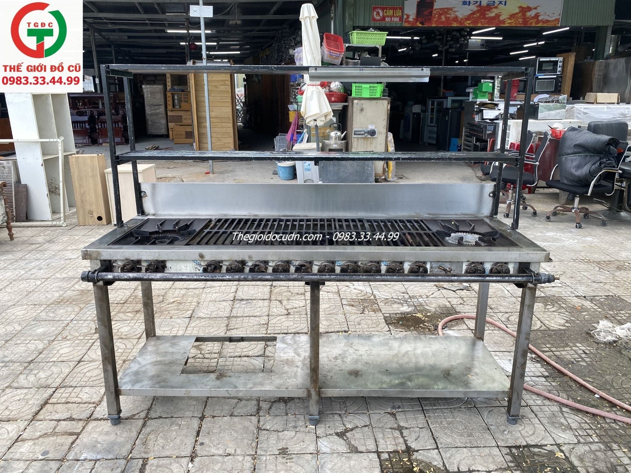 BẾP KHÈ NHIỀU HỌNG CÓ KỆ