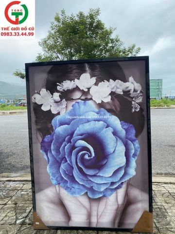 TRANH TREO TƯỜNG CÔ GÁI BÊN BÔNG HOA XANH