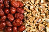 Táo đỏ kẹp óc chó