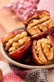 Táo đỏ kẹp óc chó