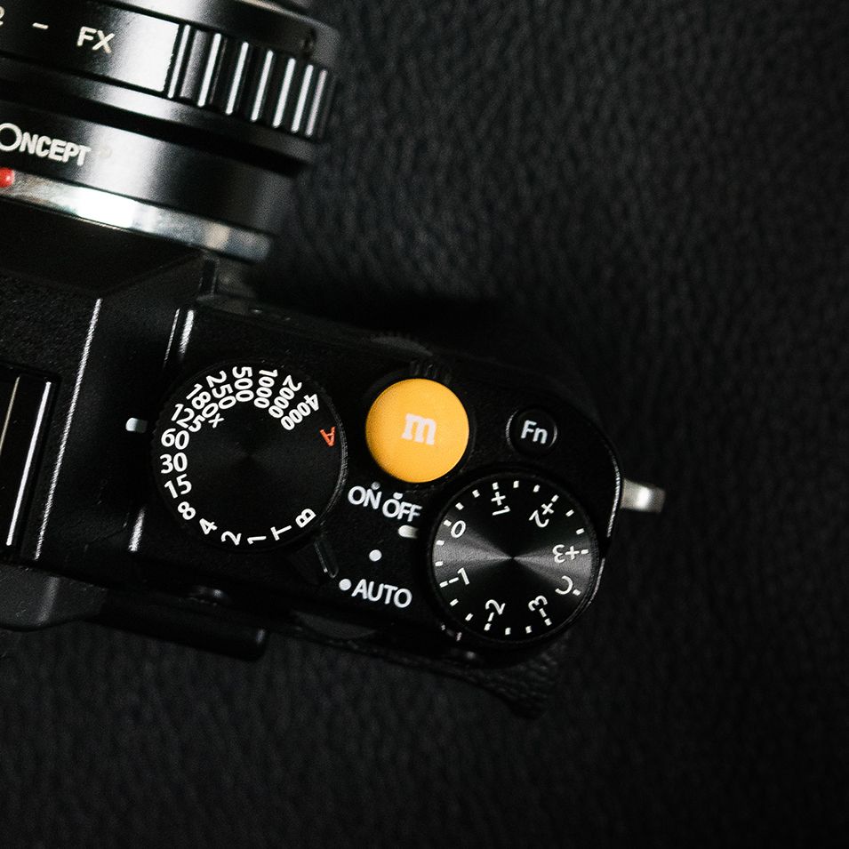 Shutter Button Chocolate M&M (Màu Vàng)