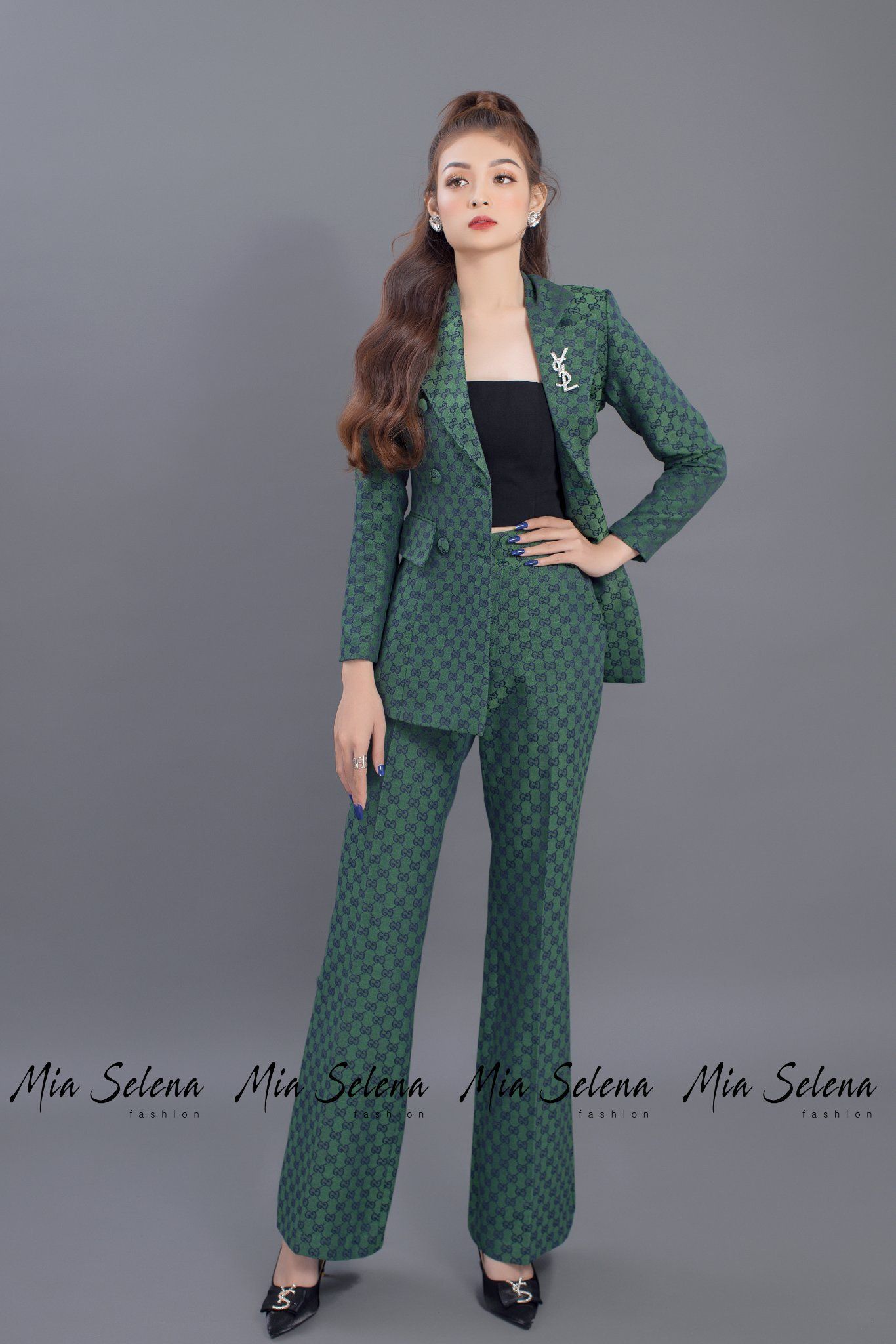 Bộ vest Mia Selena thiết kế trẻ trung, sành điệu