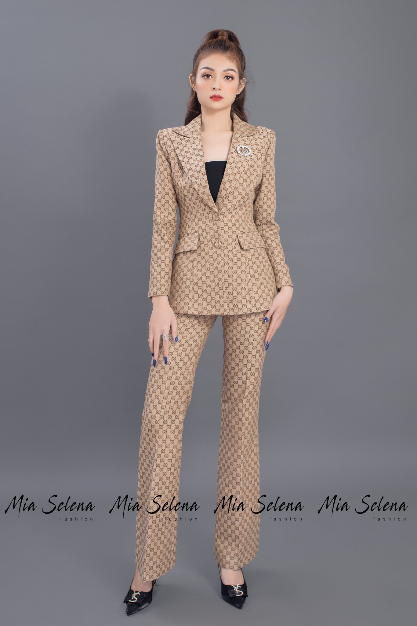 Bộ vest Mia Selena thiết kế trẻ trung, sành điệu