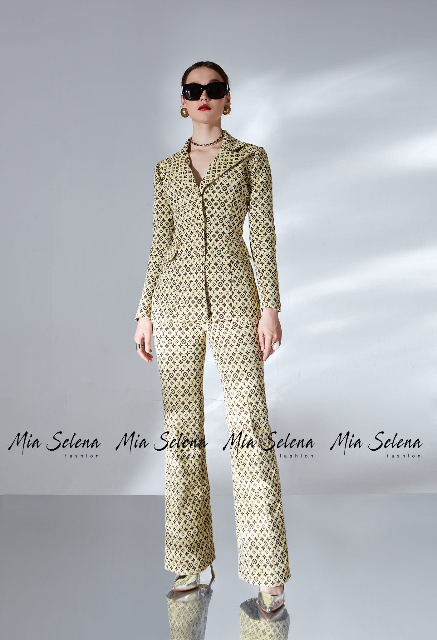 Bộ vest Mia Selena thiết kế trẻ trung, sành điệu