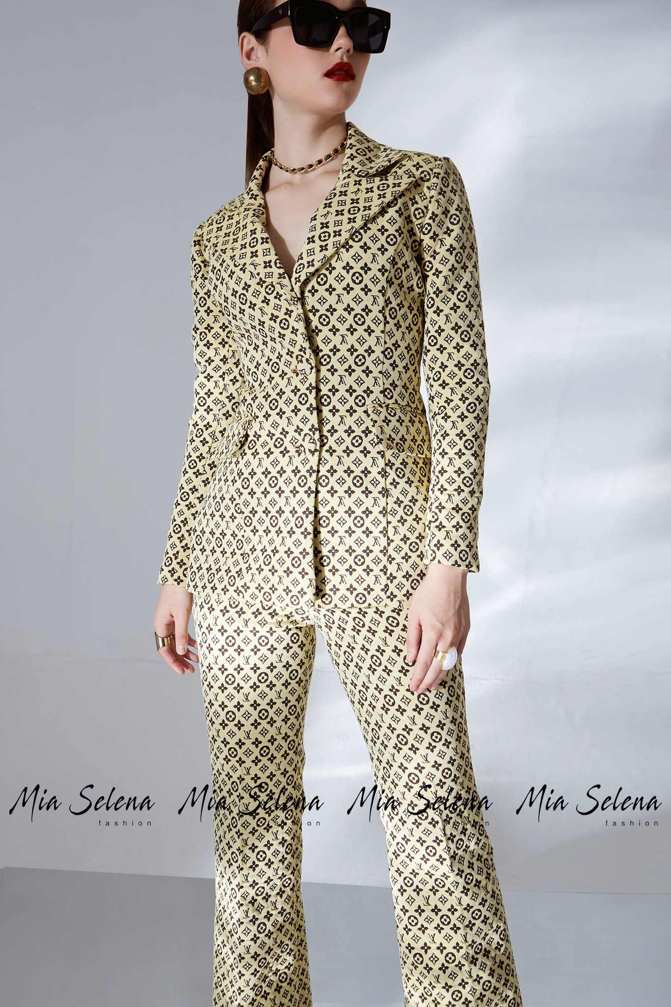 Bộ vest Mia Selena thiết kế trẻ trung, sành điệu