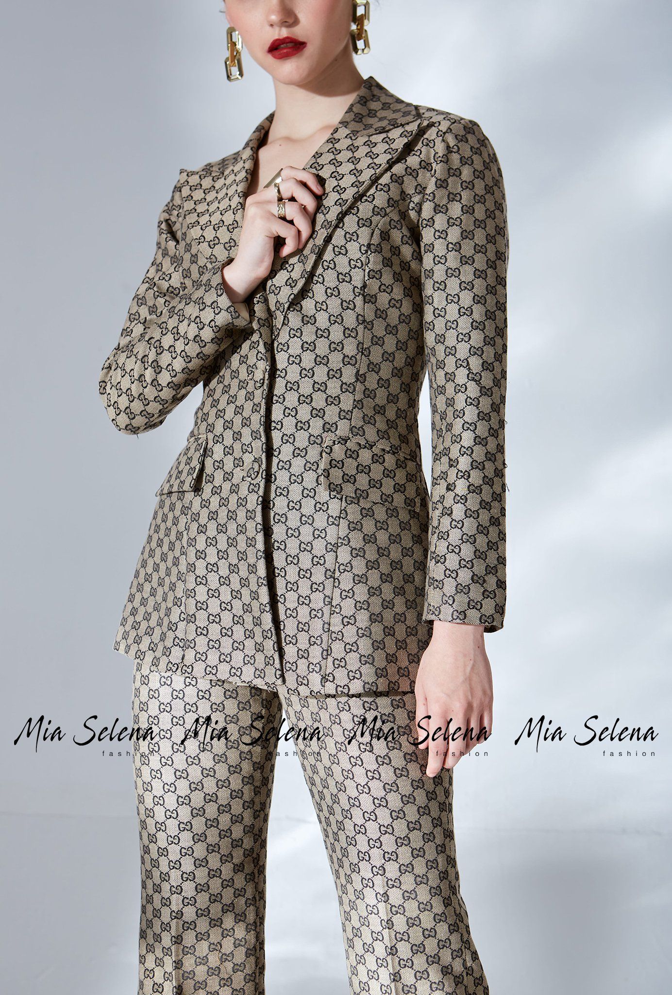 Bộ vest Mia Selena thiết kế trẻ trung, sành điệu