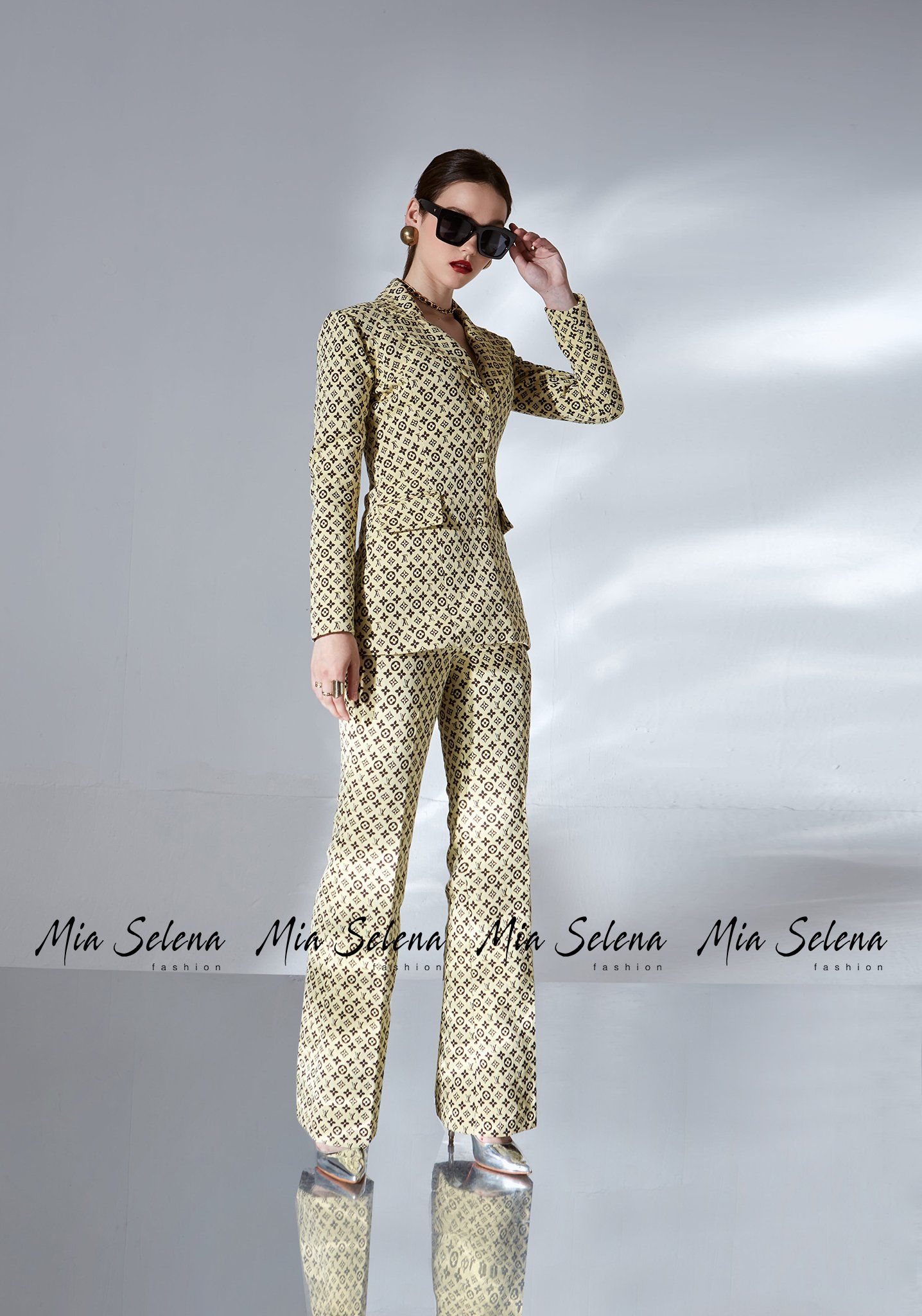 Bộ vest Mia Selena thiết kế trẻ trung, sành điệu