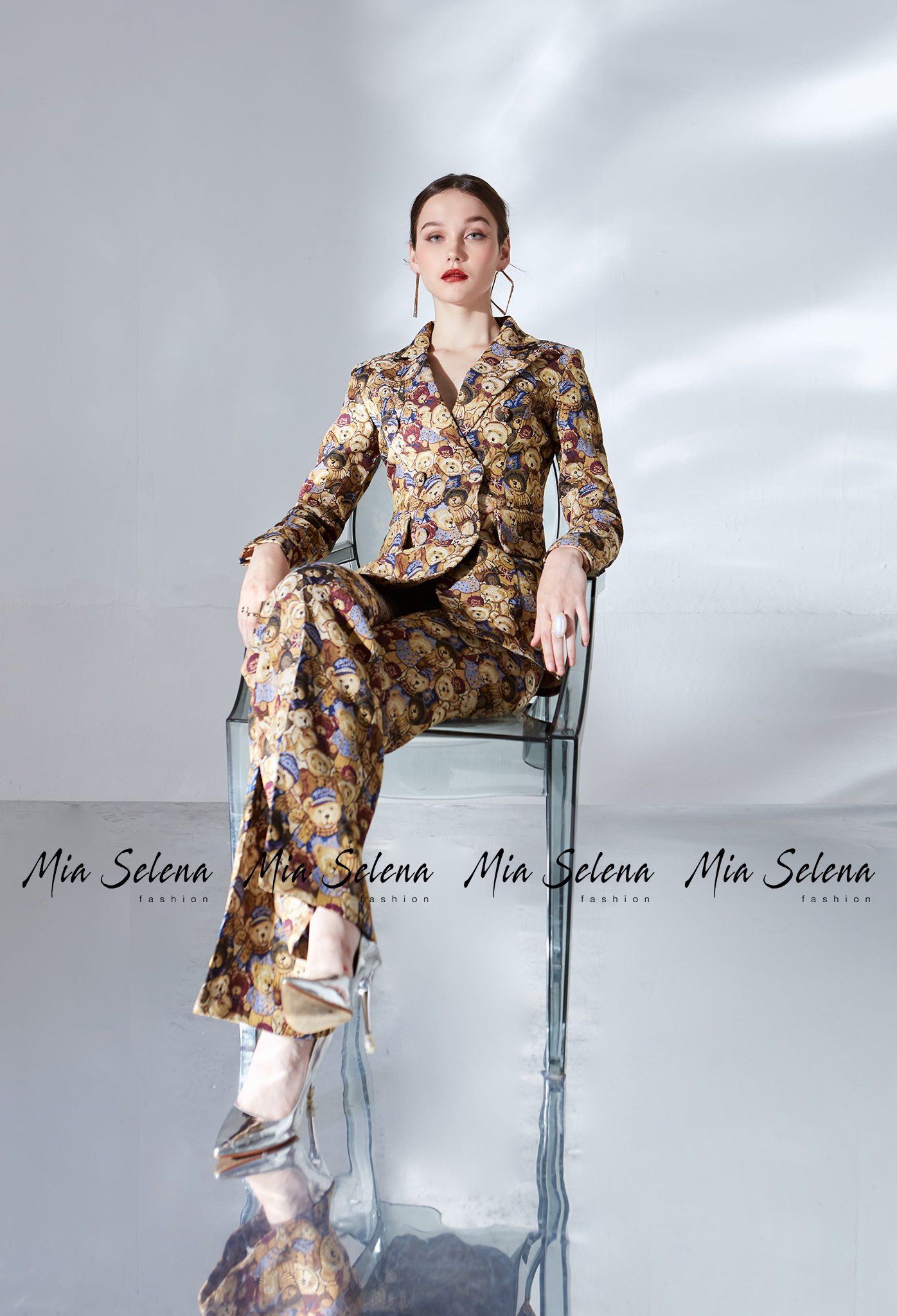 Bộ vest Mia Selena thiết kế trẻ trung, sành điệu