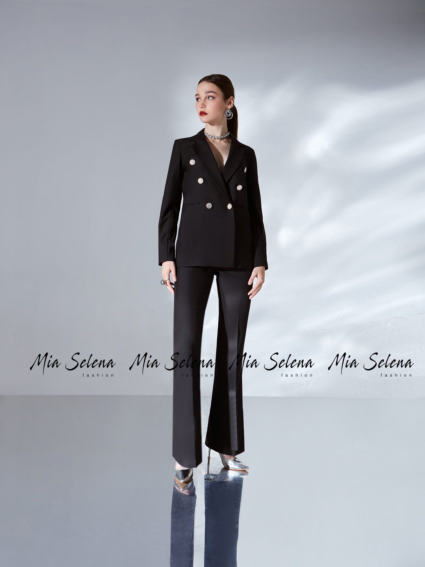 Bộ vest Mia Selena thiết kế trẻ trung, sành điệu