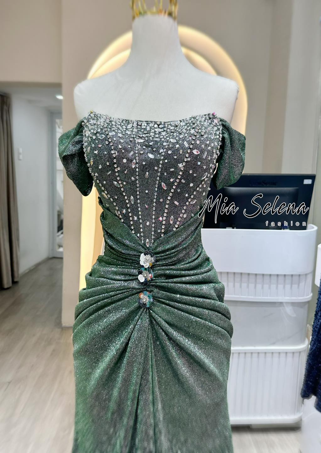 Đầm dạ hội trễ vai đính kết sang trọng