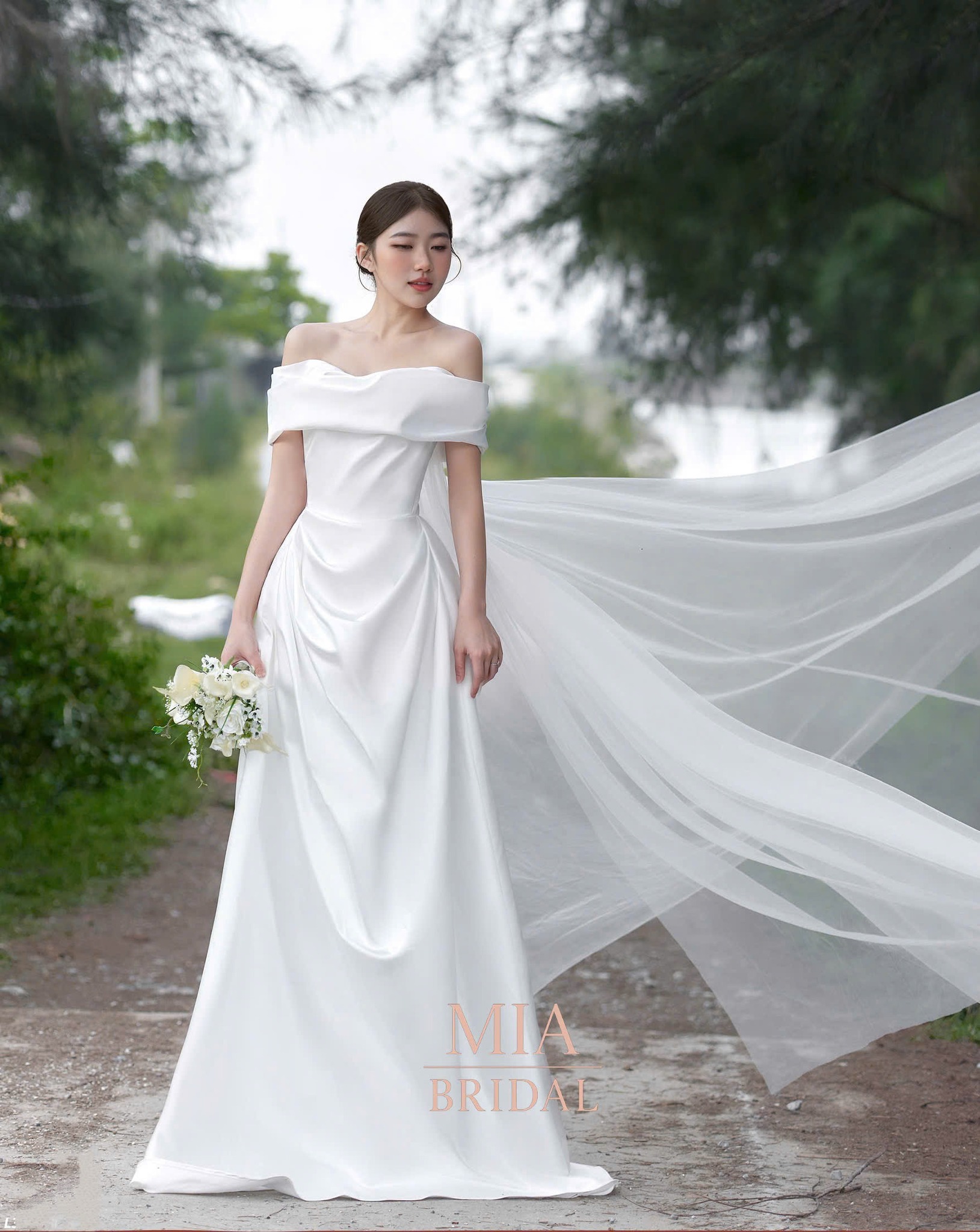 Đầm cưới trắng thiết kế quyến rũ