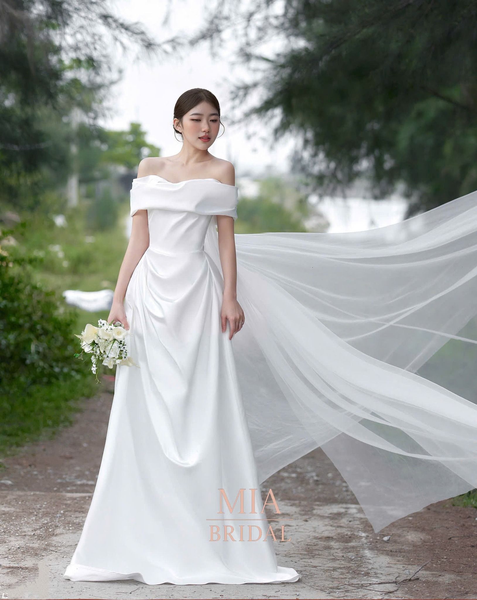 Đầm cưới trắng thiết kế quyến rũ