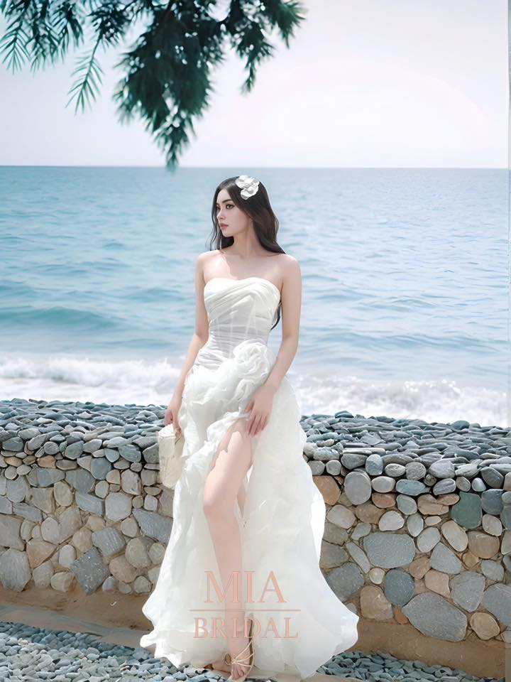 Đầm  cưới trắng thiết kế quyến rũ