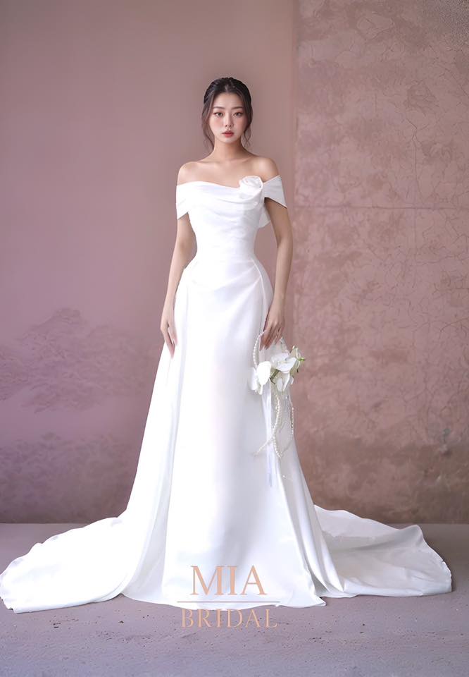 Đầm  cưới trắng thiết kế quyến rũ