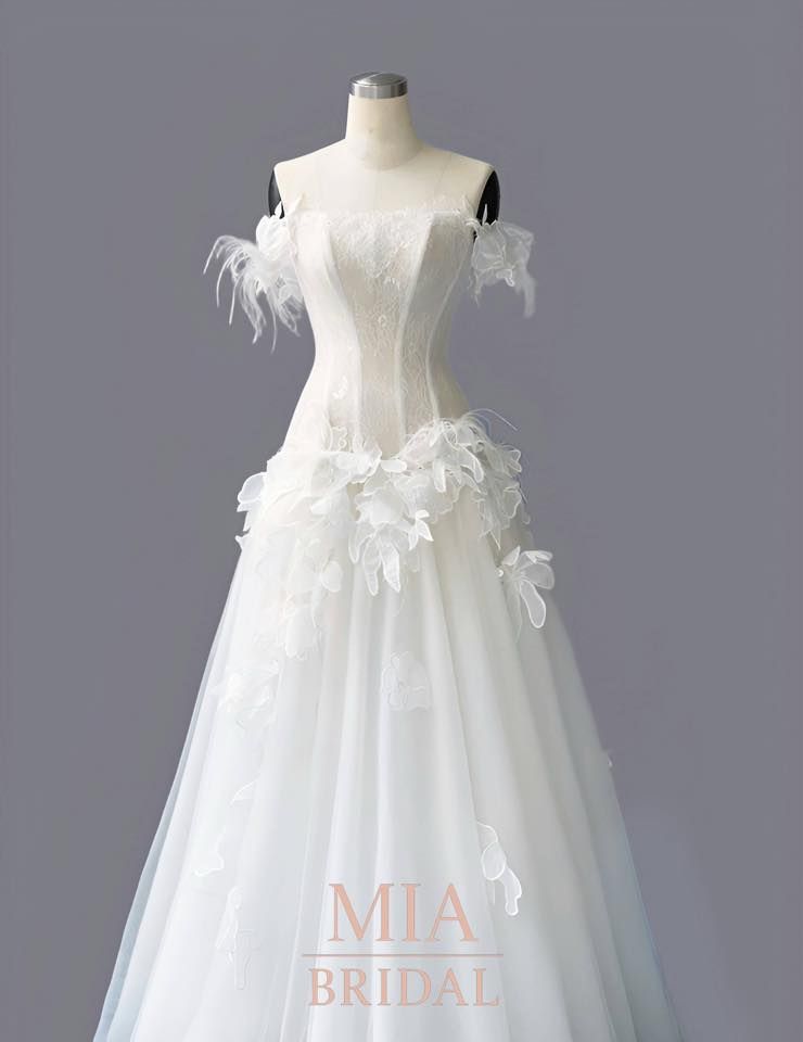 Đầm  cưới trắng thiết kế quyến rũ