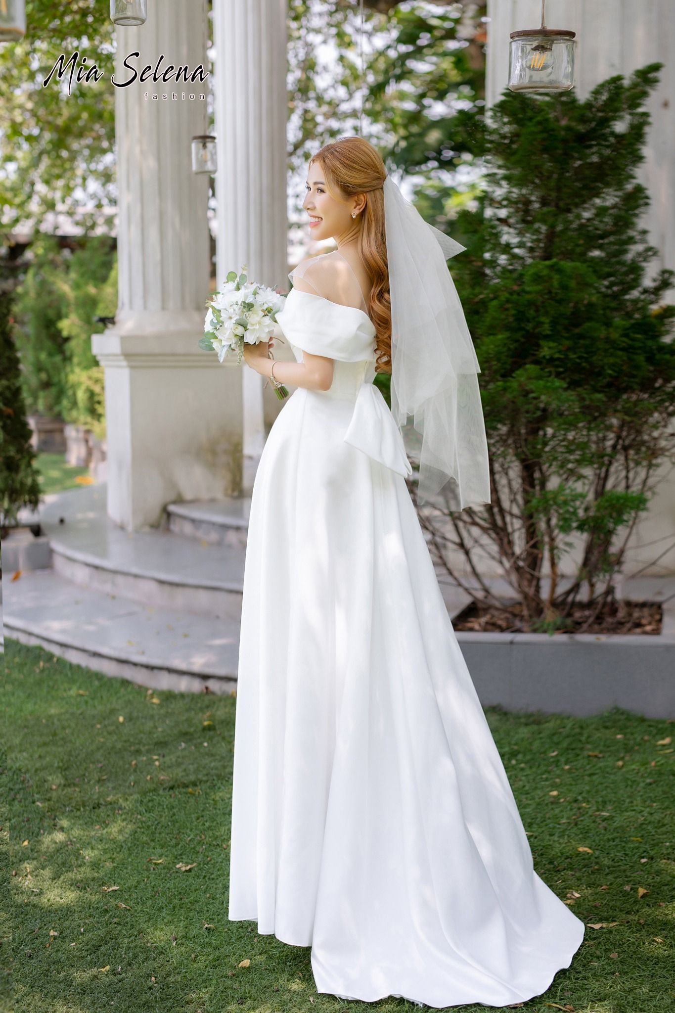 Đầm cưới bệt vai  Mia Selena thiết kế phối nơ sau cực xinh