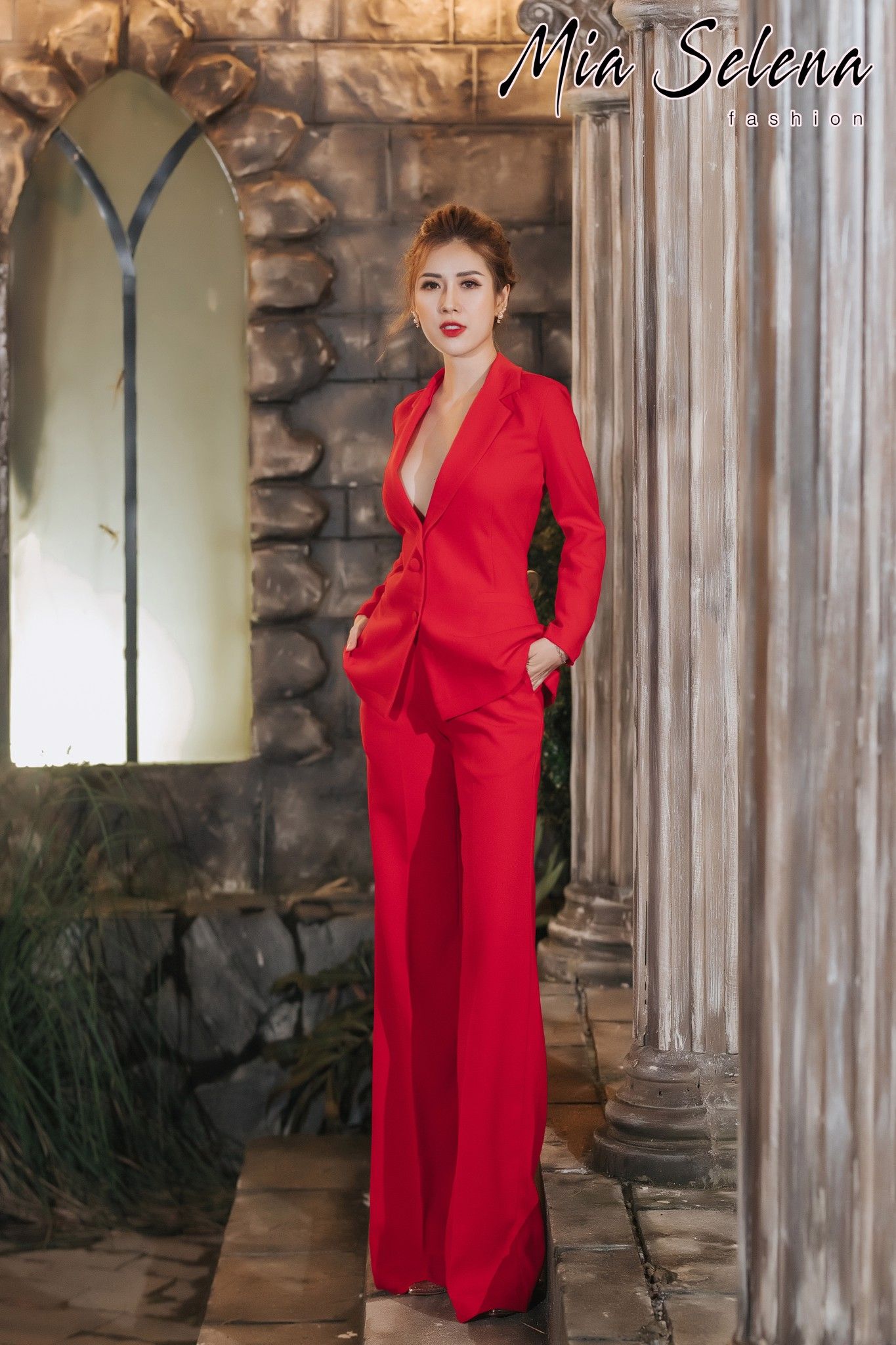 Bộ vest Mia Selena thiết kế hai nút bọc túi mỗ trẻ trung (Đỏ- Đen)