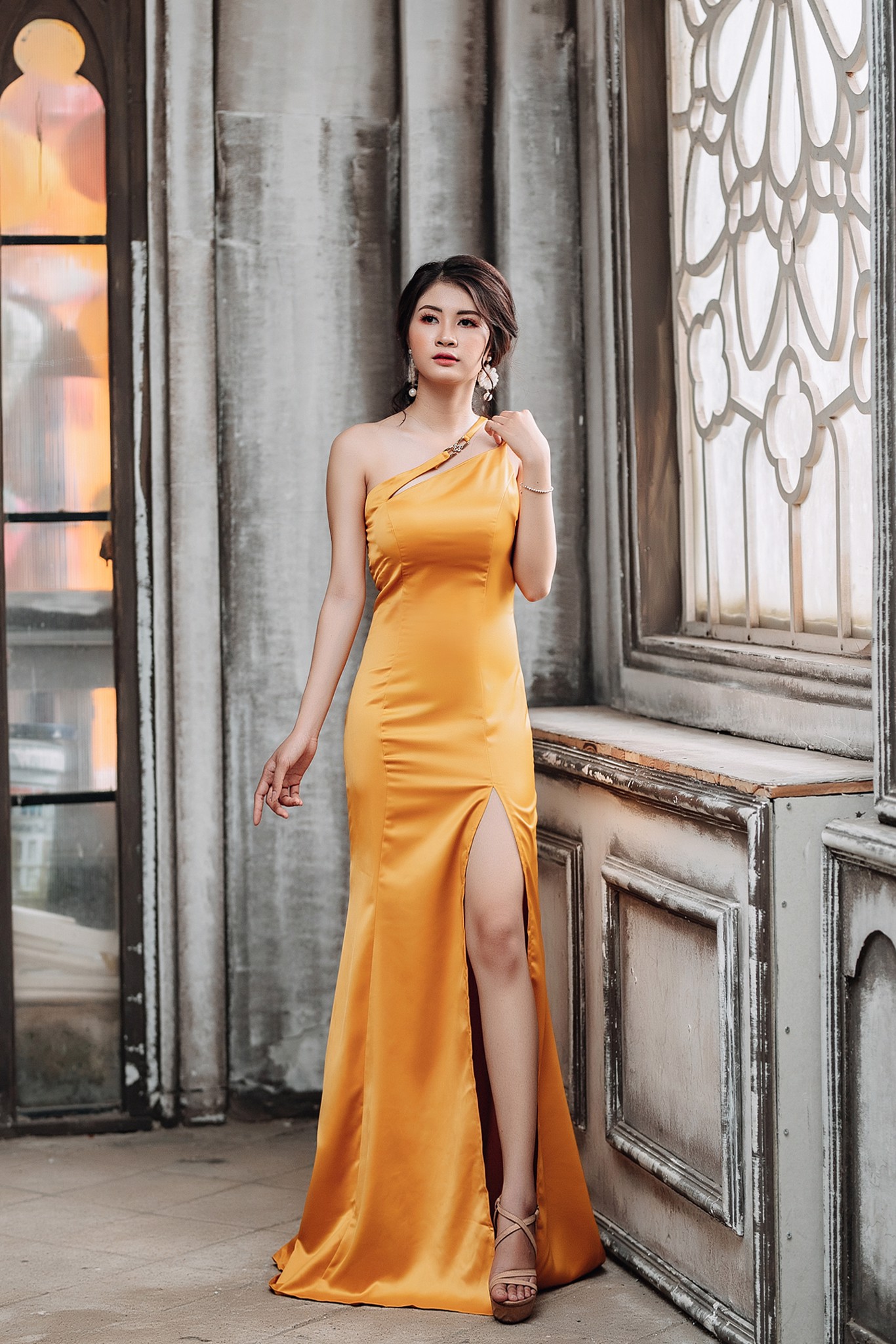 Đầm dạ hội Mia Selena thiết kế một bên xẻ đùi cực tôn dáng ( Vàng )