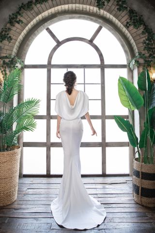 Đầm cưới Mia Selena phối choàng thiết kế ôm body tuyệt đẹp (Trắng)