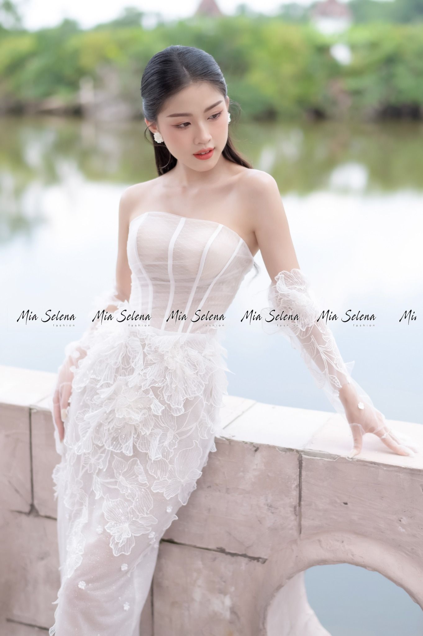 Đầm cúp ngực thiết kế ren quyến rũ