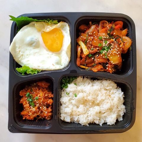 Khay nhựa đế đen JB-26, Hộp Nhựa JB-26 / Hộp cơm 4 Ngăn (Hộp đựng cơm, sử dụng được Microwave)